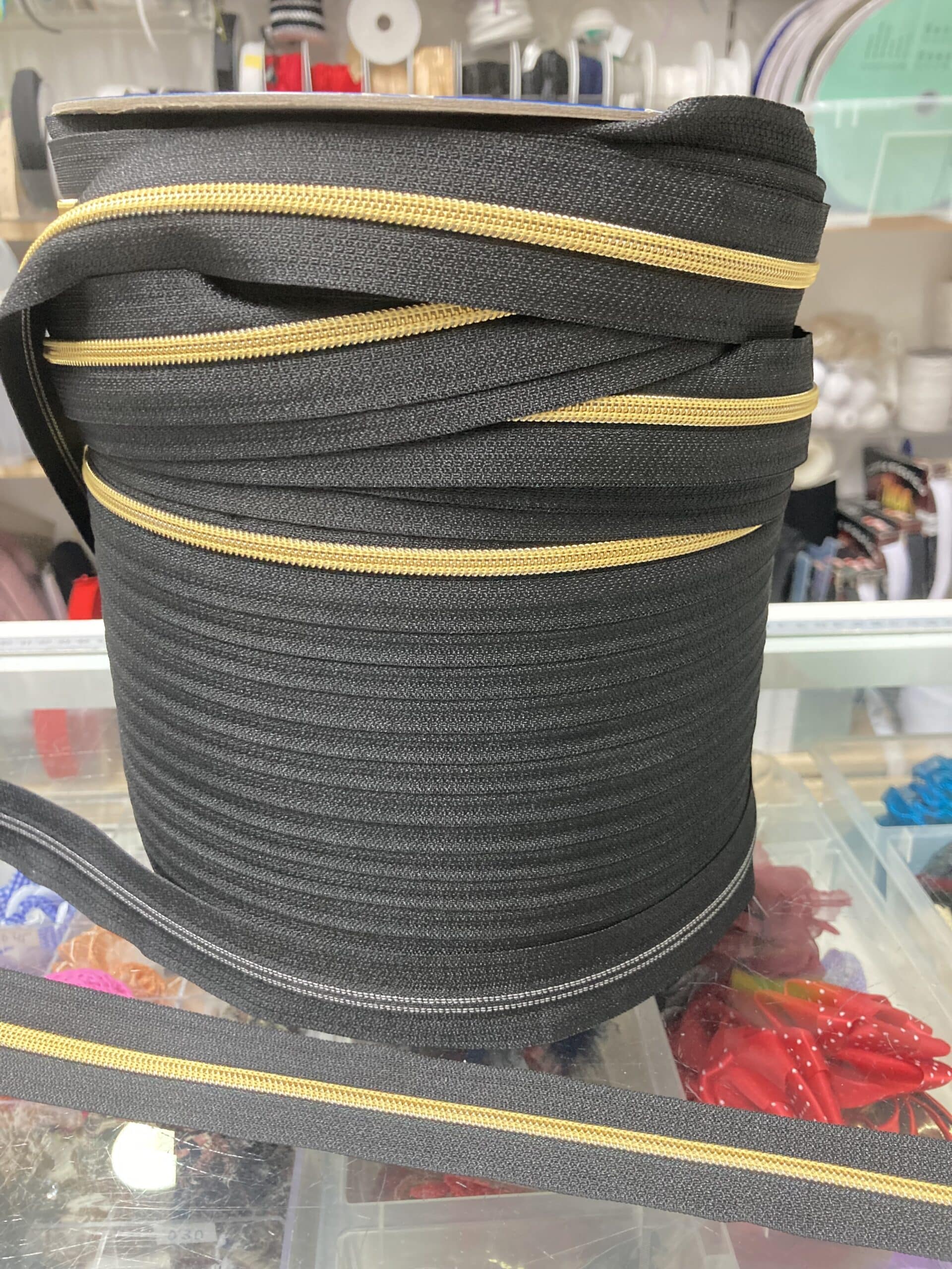 Cinta Continua de Cremallera Nylon nº 5 a metros Fantasia Negro/Dorado fino